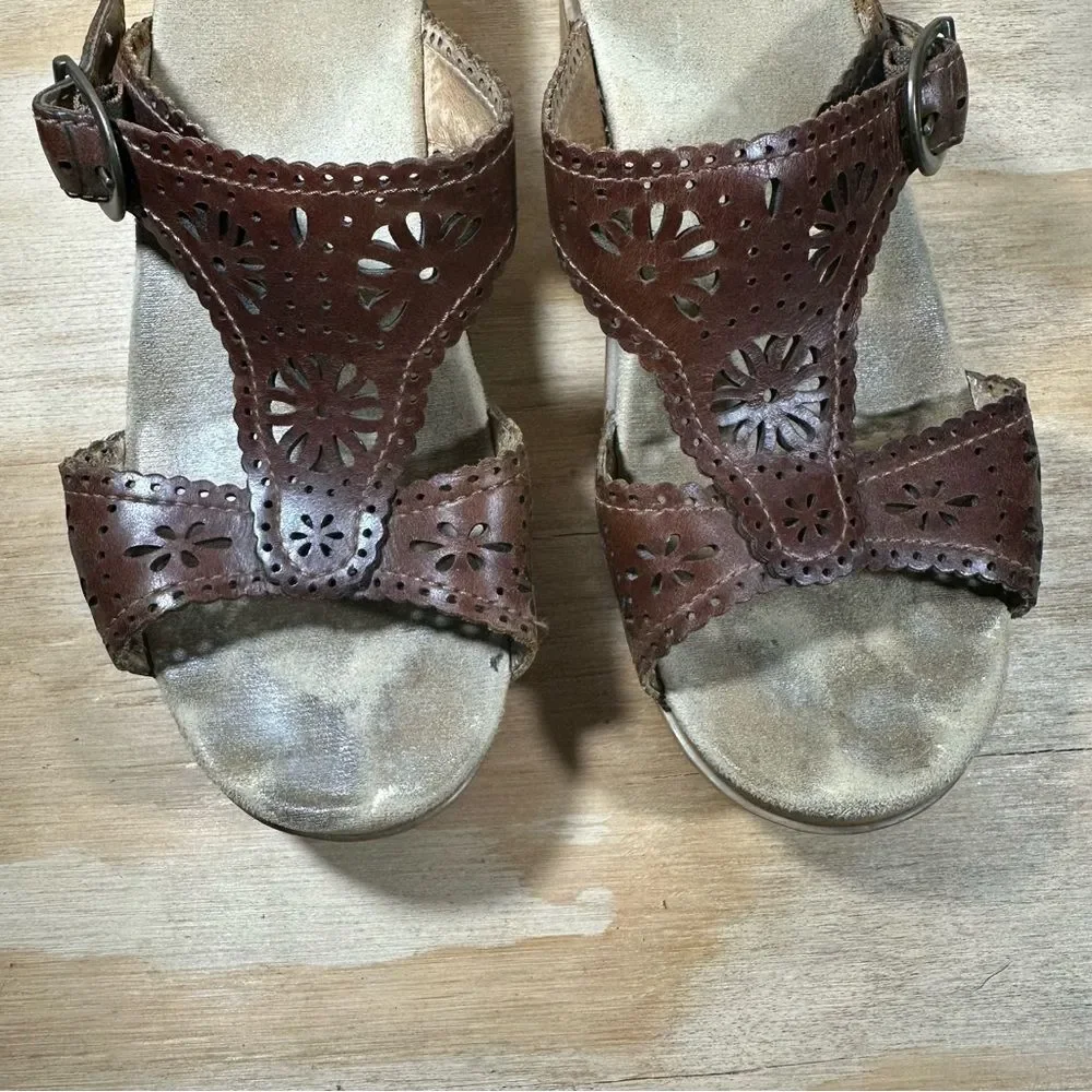Dansko Cutout Wedge Sandals Women’s Size 7.5